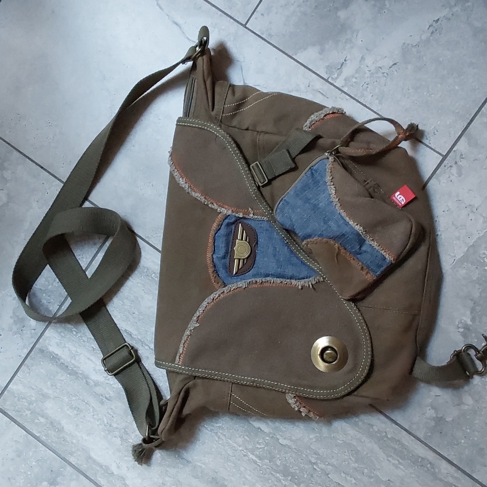Under Gear Uniqe Messenger. Designer Used A Real Military Bag For His Design.